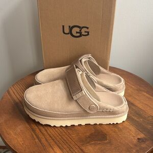NWT UGG Goldenstar
Clog Sand 7